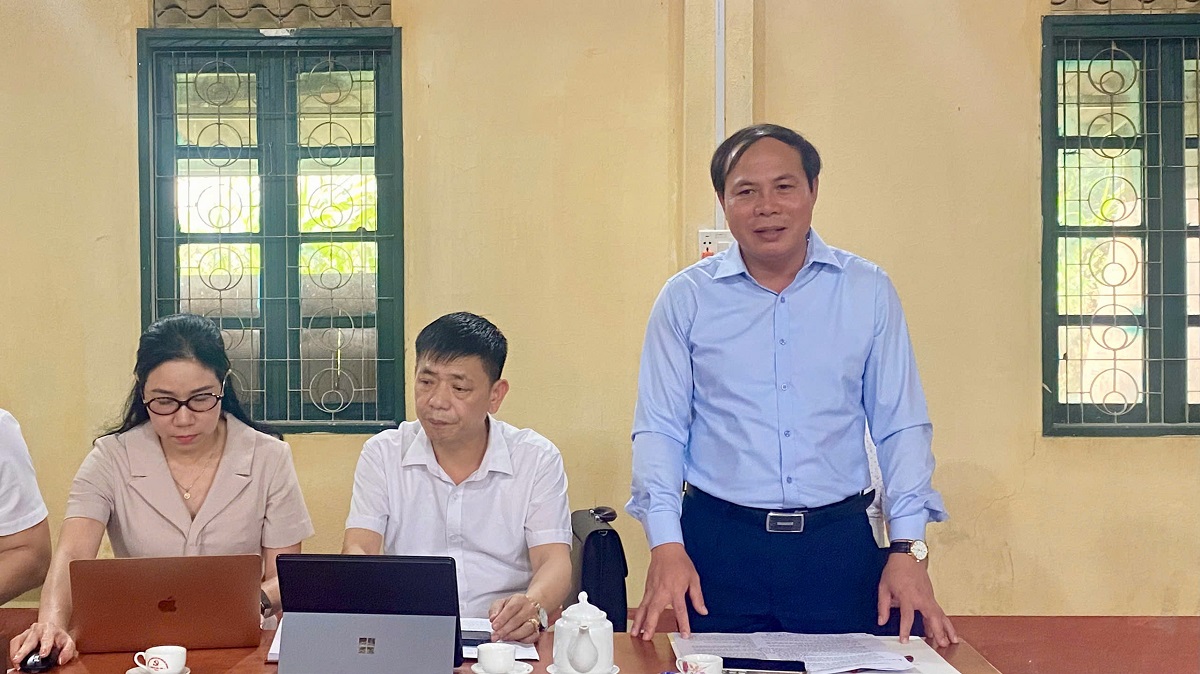 ĐỒNG CHÍ TRẦN NGỌC LUẬN - ỦY VIÊN BAN CHẤP HÀNH ĐẢNG BỘ TỈNH, GIÁM ĐỐC SỞ KHOA HỌC VÀ CÔNG NGHỆ DỰ SINH HOẠT CHI BỘ THƯỜNG KỲ TẠI THÔN TÍCH CHUNG, XÃ CẢM NHÂN